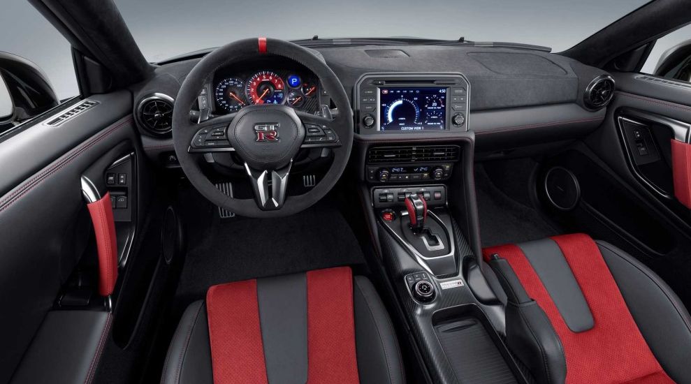 2012-es Nissan GT-R R35 belső tere piros-fekete sportülésekkel, digitális műszerfallal és automata váltóval
