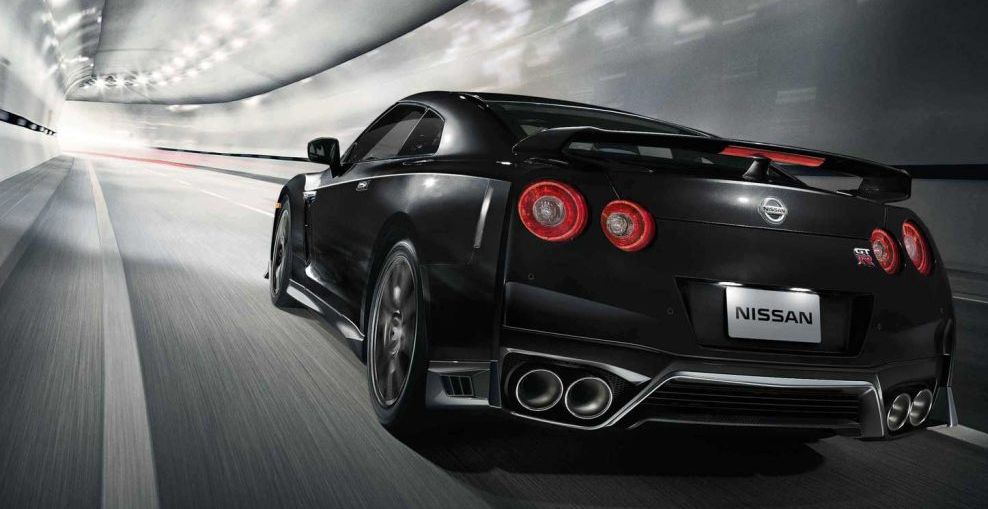 2012-es fekete Nissan GT-R R35 hátulnézetből egy alagútban – használt japán sportautó teszt és műszaki adatok